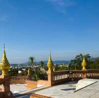 เจดีย์สวย บนเชิงเขาวิวเมืองภูเก็ต