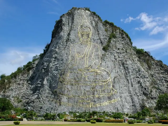 [Pattaya] Seven Jewels Buddha Mountain: 109-meter giant Buddha statue, with other attractions nearby.