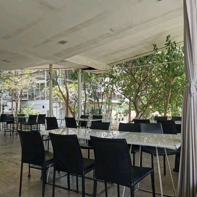 สวนอาหารต้นทองหลาง ร้านบรรยากาศร่มรื่น