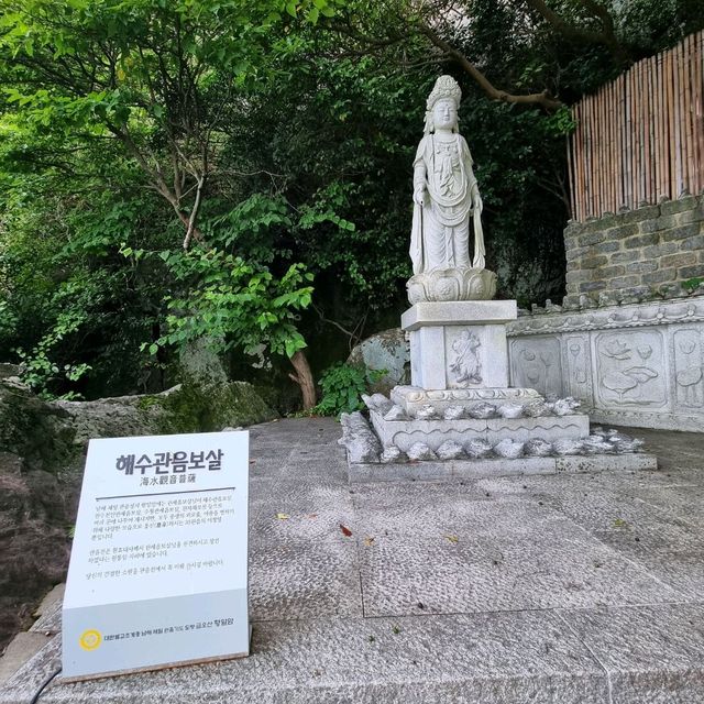기암괴석 절벽에 위치한 향일암