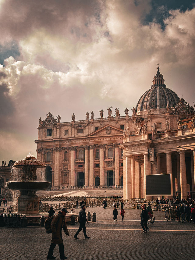Architectural Majesty of St. Peter's Basilica: A Marvel in Vatican City 🏛️✨