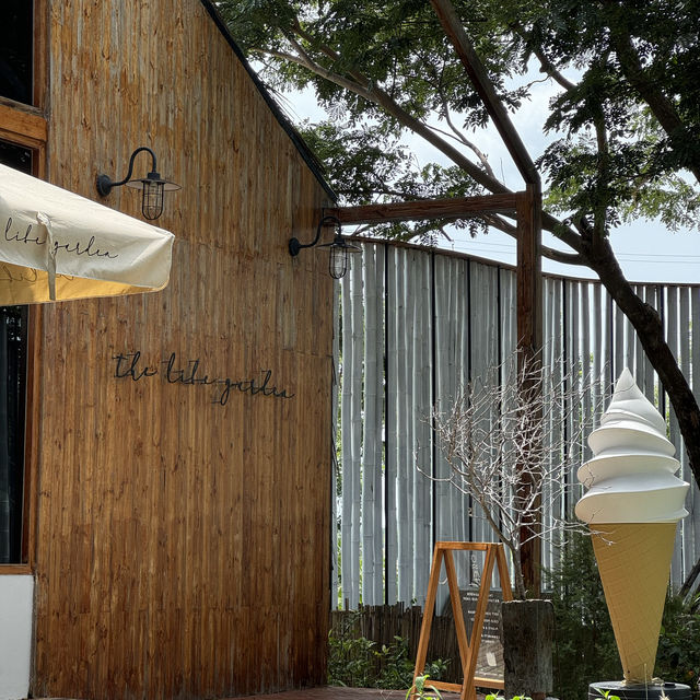 The life garden cafe จ.เพชรบุรี