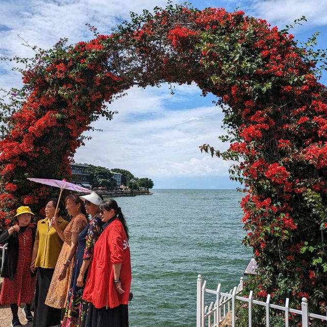 Serene Lake Views at Shuanglang Ancient Town