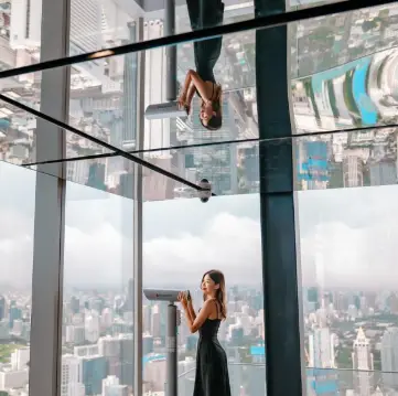 バンコクの景色を楽しむ マハナコンタワー。