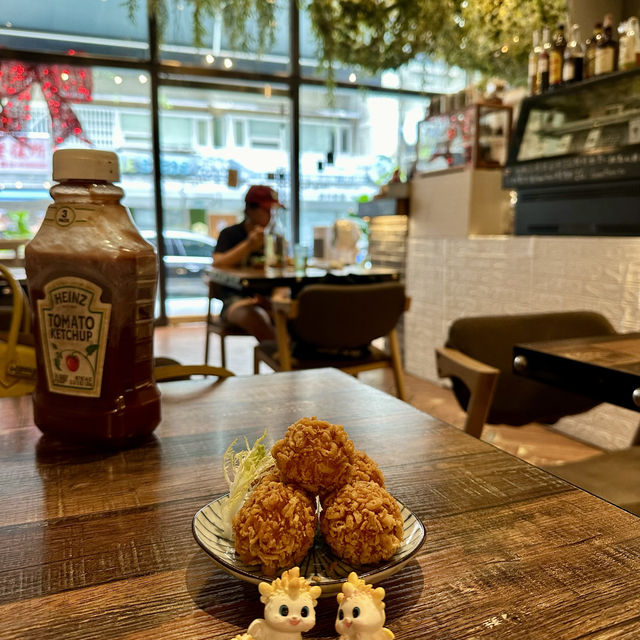 綠色爬藤植物.環境設計風格很清爽.寵物友善餐廳.美食的台北早午餐.非吃不可（GreenHouse)餐廳