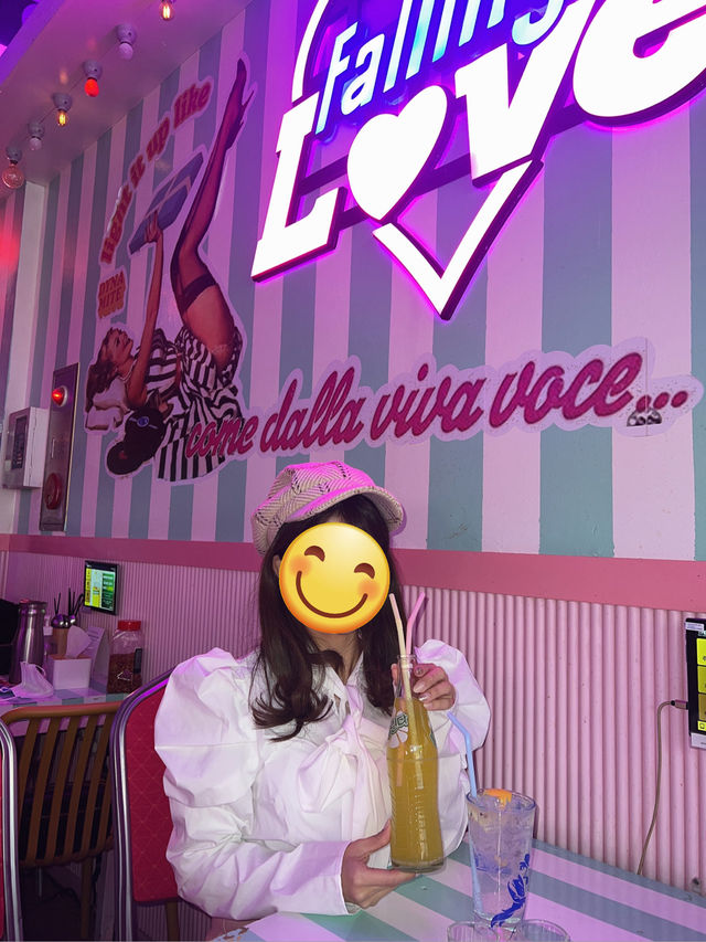 韓国にあるピンクネオン空間のレストランバー🥂🎀