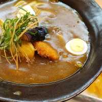 異色のカレーうどんが食べられる街を知っているだろうか？？