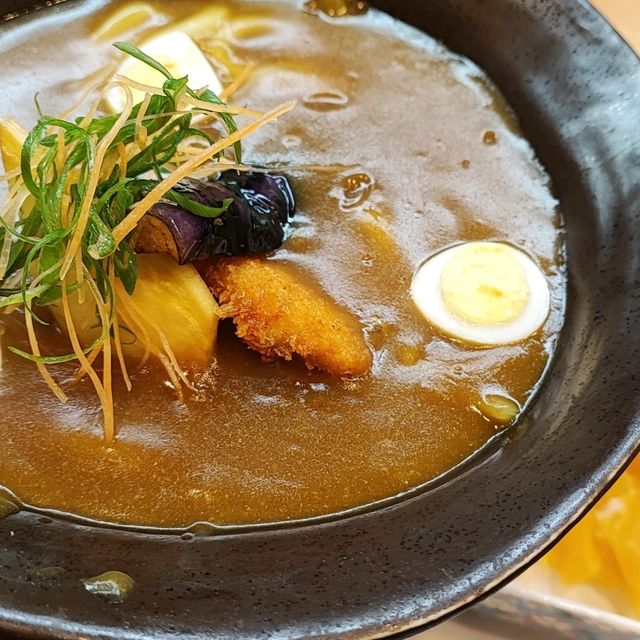 異色のカレーうどんが食べられる街を知っているだろうか？？