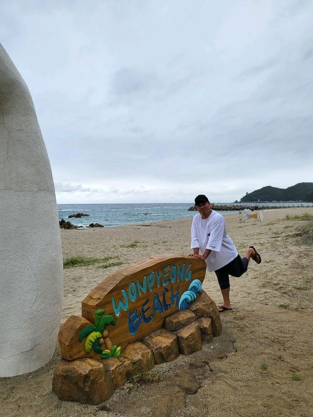 손하트 포토존과 대형고래가 있는 삼척해변