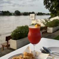 The Summer House  คาเฟ่อยุธยาติดริมน้ำ