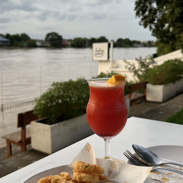 The Summer House  คาเฟ่อยุธยาติดริมน้ำ