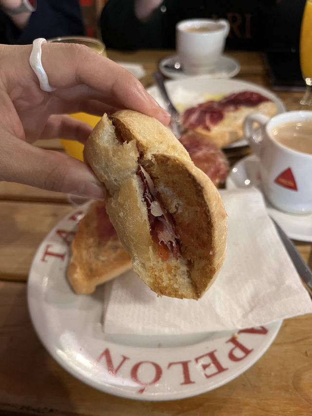 하몽 샌드위치가 맛있는 세비야 현지인 브런치 맛집😋