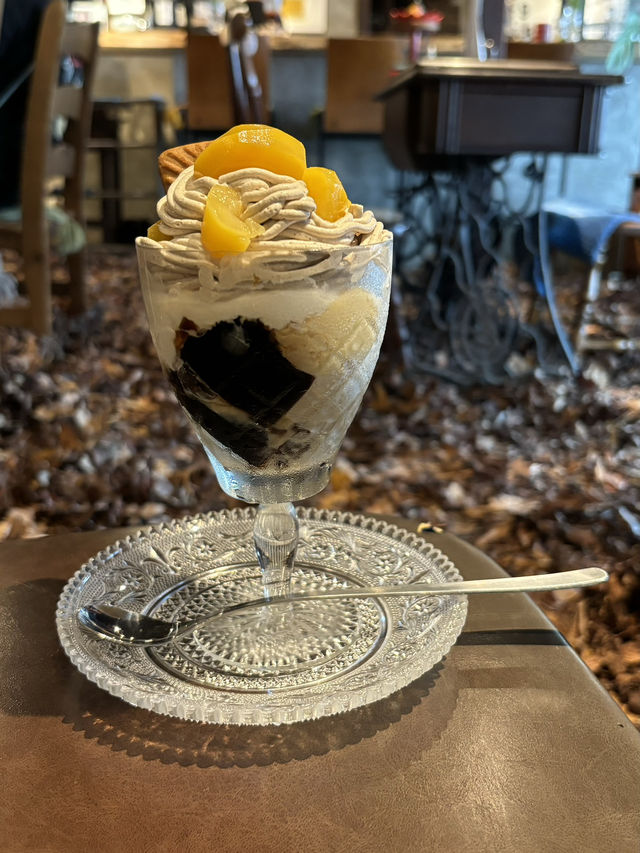 【福岡カフェ】落ち葉の絨毯が圧巻の素敵カフェ