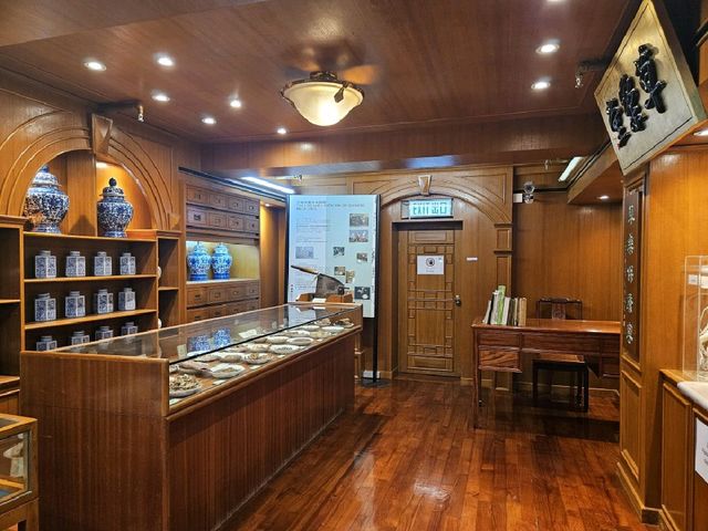 探索中西藥為主題的展覽空間
