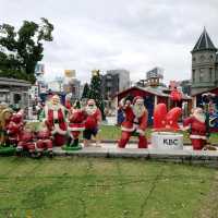 たくさんのサンタクロース！「天神クリスマスマーケット」