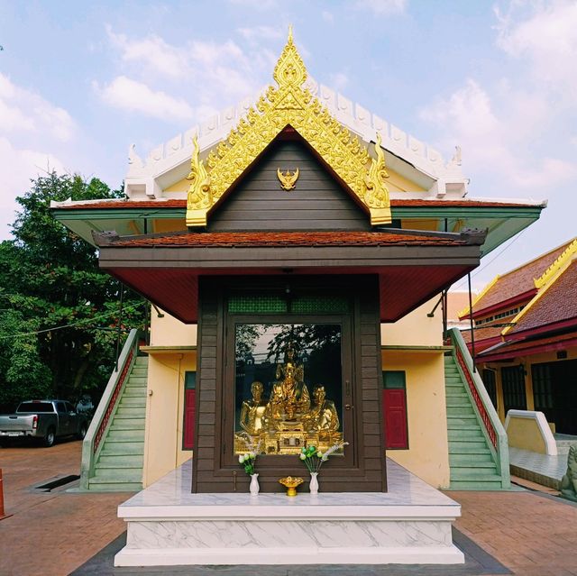 泰國曼谷著名皇家古跡寺廟景點:Wat Krua Wan Worawiharn，建築華麗雄偉，適合打卡拍照📸