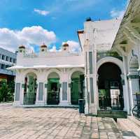 馬來西亞檳城喬治城著名地標建築景點:吉寧加必丹清真寺🕌，19世紀古跡建築，高大雄偉，適合拍照📸打卡