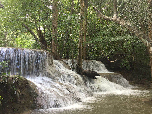 ชวนเที่ยวน้ำตกห้วยขมิ้น กาญจนบุรี 🦋🌿🌳