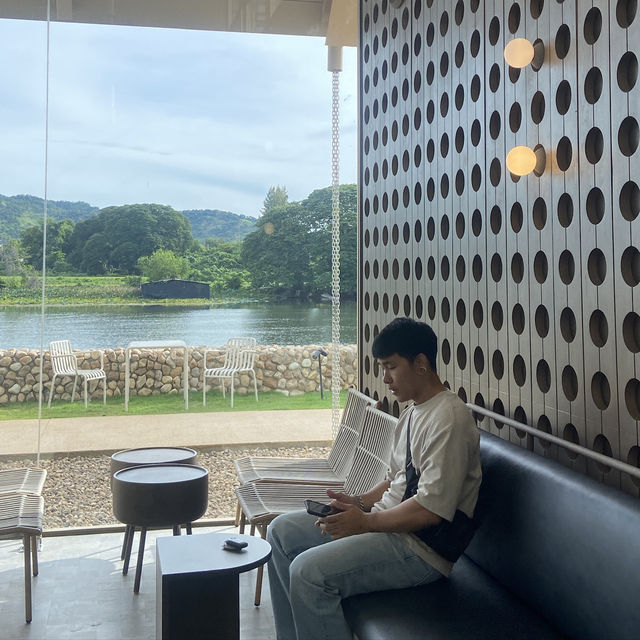 Roccia Cafe Kanchanaburi ใกล้สะพานข้ามแม่น้ำแคว