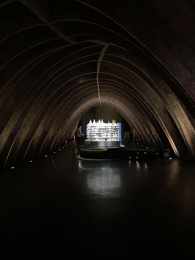 西班牙巴塞隆納｜米拉之家 Casa Milà：高第經典建築