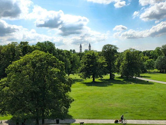 慕尼黑英國公園（Englischer Garten）－探索城市中的綠色天堂🍃🌳，每一步都是與自然親密接觸的體驗📸✨