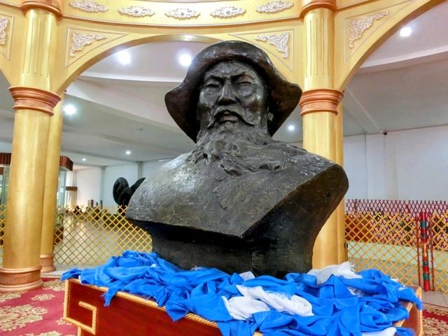 雨天遙望草原的英雄，內蒙古-成吉思汗陵園