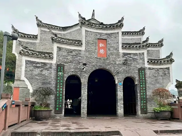 Hong Bridge: A Picturesque Spot for Sightseeing and Shopping