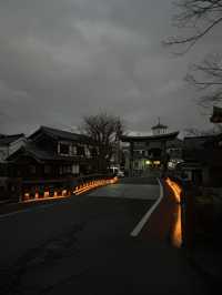 《近江八幡的美景：中間河道的黃燈夜景》