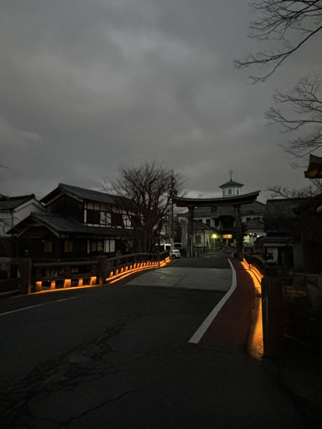 《近江八幡的美景：中間河道的黃燈夜景》