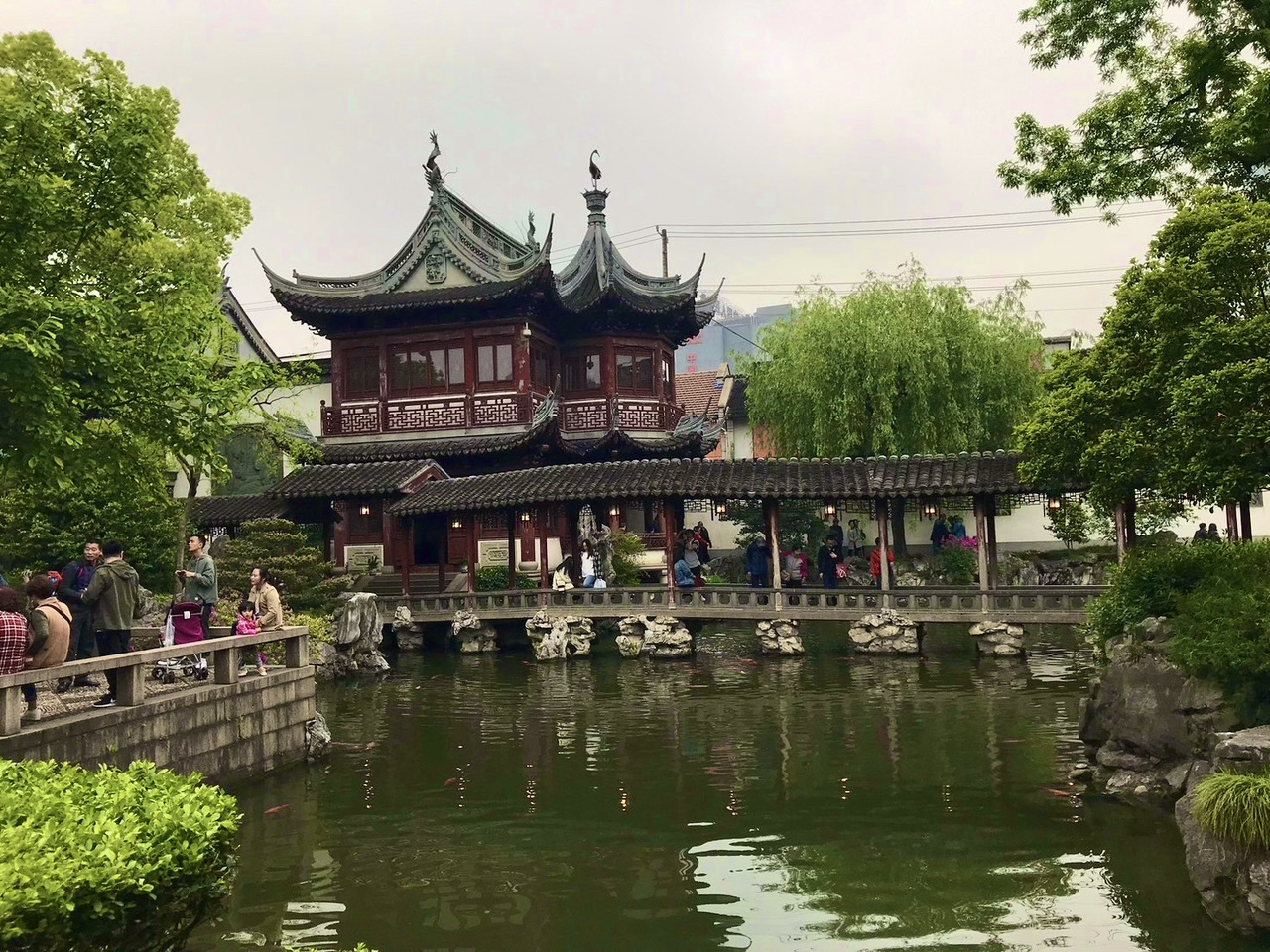 今回は中国の上海にある有名スポット豫園をご紹介します。


📍所在地：279 Yu Yuan Lao Jie, 四牌楼 Huangpu, Shanghai, 中国 200000

写真の通りこの趣ある建物こそが中国特有の建造物のような感じがしました。とても巧妙に作られており、感動しました。

攻略ポイント☑️
上海地下鉄で行くことができます。
入場チケットは日本の旅行代理店で600円でした。
是非行ってみて下さい！

#0円旅2025年2月 