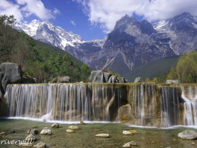 【中国】目の覚めるような蒼い月の谷「藍月谷」