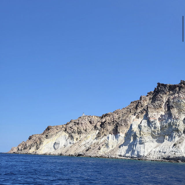 サントリーニ島（ギリシャ） – 青と白のコントラストが美しいエーゲ海の楽園