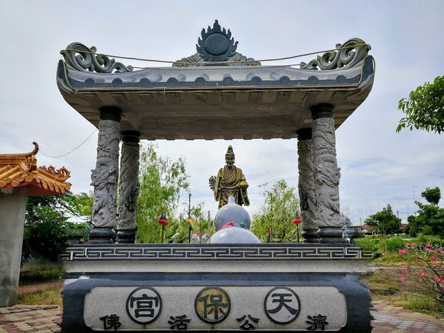 Tian Pao Kong Temple: Where Firecrackers, Fortune & the Best Char Siew Collide" �🧨