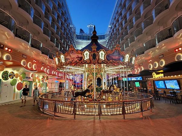 "Wonder of the Seas: The Ship That Feels Like a Dream (And Maybe a Lite Hangover)" 🌟🚢🍹  