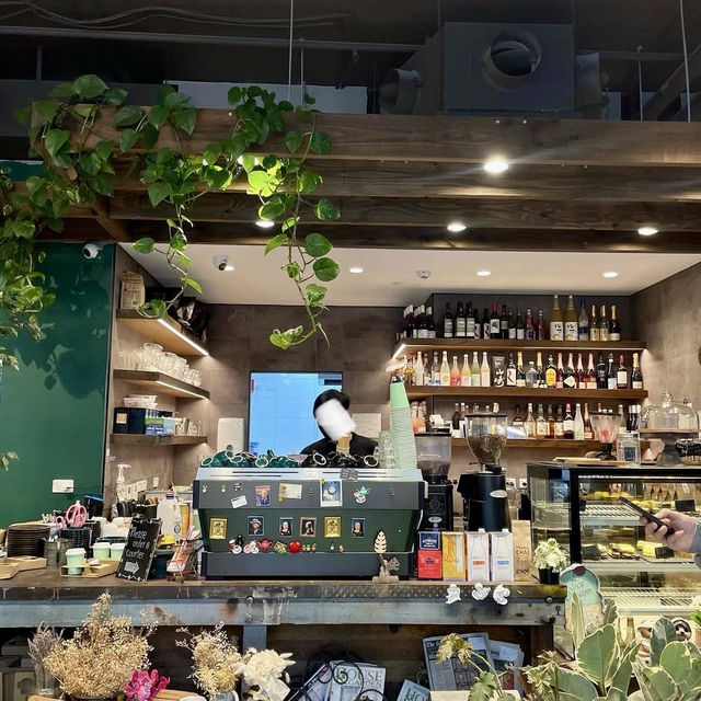 🇦🇺 植物とアンティークに囲まれた温室風のインテリアカフェ