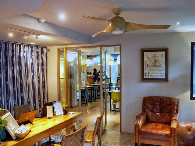 漸藍飯店 (Tints Of Blue Hotel）