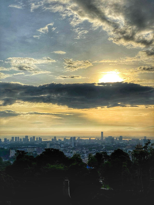A Quiet Escape Above the City: Morning Stroll at Air Itam Dam