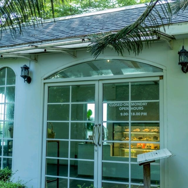 บ้านนากาแฟ คาเฟ่ & Camp ท่ามกลางทุ่งนาบ้านโป่ง