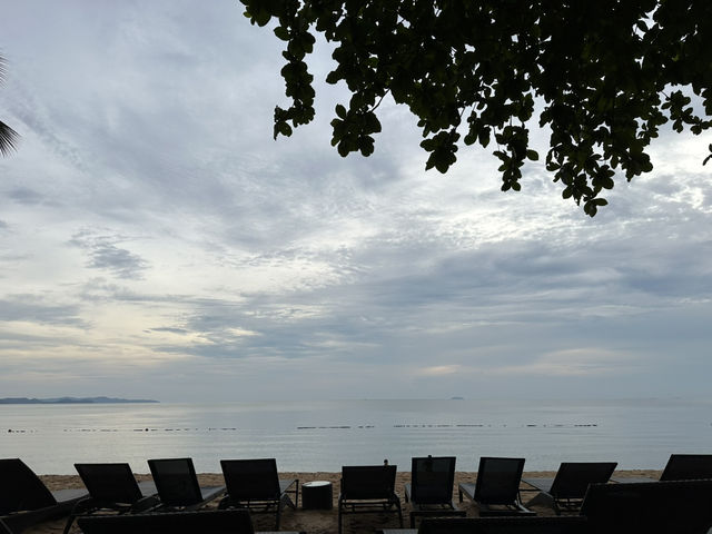 หาดโรงแรมเมอเวนพิคกับแสงอาทิตย์ตกอันโรแมนติก