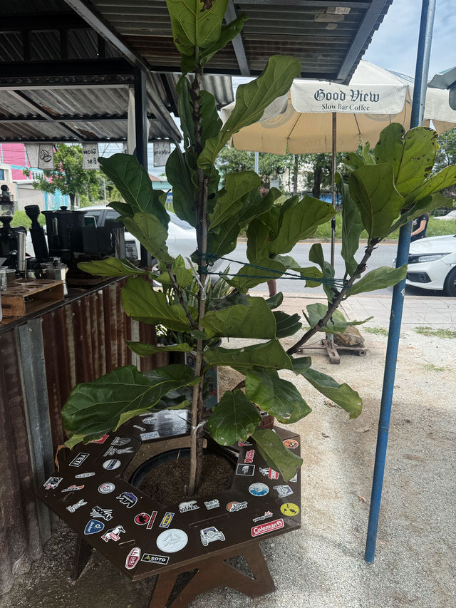 ร้านกาแฟนั่งชิว วิวสุสาน ย่านเลี่ยงหนองมน ชลบุรี