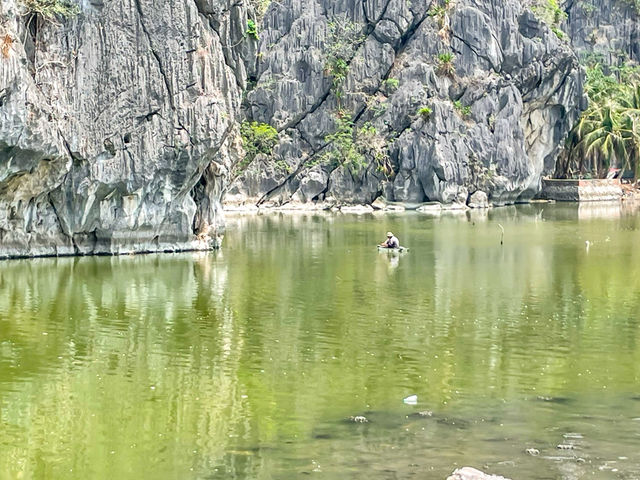 베트남 흔한 기암 절벽과 호수의 절경..