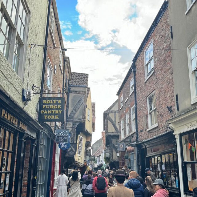 York Day Trip: The "Ghost Shop" Queue Was Insane! 👻🏰