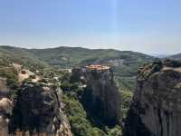 【メテオラ｜天空の修道院と絶景に圧倒される！ギリシャの世界遺産】