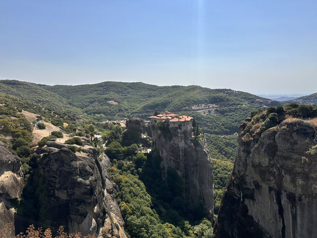 【メテオラ｜天空の修道院と絶景に圧倒される！ギリシャの世界遺産】