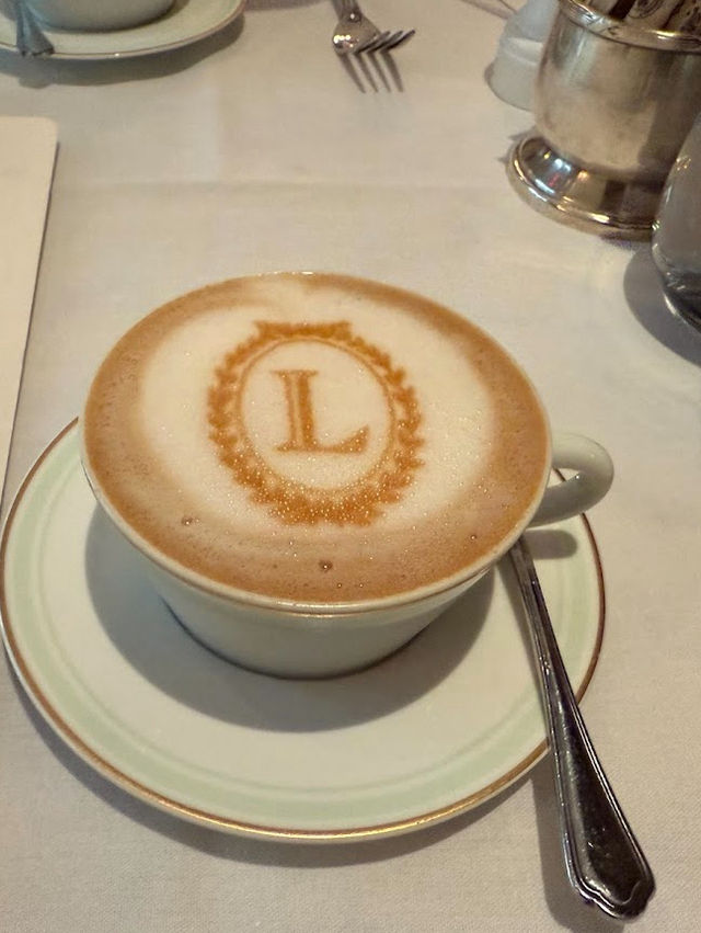 紐約也有巴黎味｜Ladurée SoHo 食記｜夢幻花園裡的馬卡龍下午茶✨