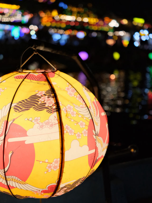 ランタンの灯りが古都を美しく照らす | 夜のホイアン