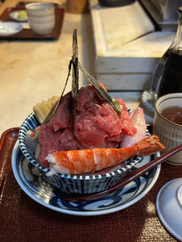 江戸富士の海鮮丼は富士山のように盛り付けられた海鮮が特徴です。
