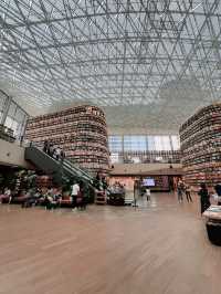 【韓国🇰🇷女子旅】ど迫力の図書館📚旅の記念の一冊に出会おう 【별마당 도서관・星広場図書館】 （ピョルマダントソグ