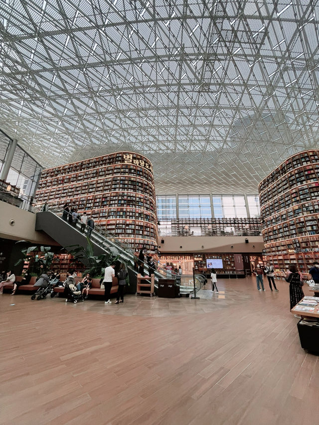 【韓国🇰🇷女子旅】ど迫力の図書館📚旅の記念の一冊に出会おう 【별마당 도서관・星広場図書館】 （ピョルマダントソグ
