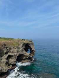 【断崖絶壁の絶景】象の鼻のような岩が見守る「万座毛」
